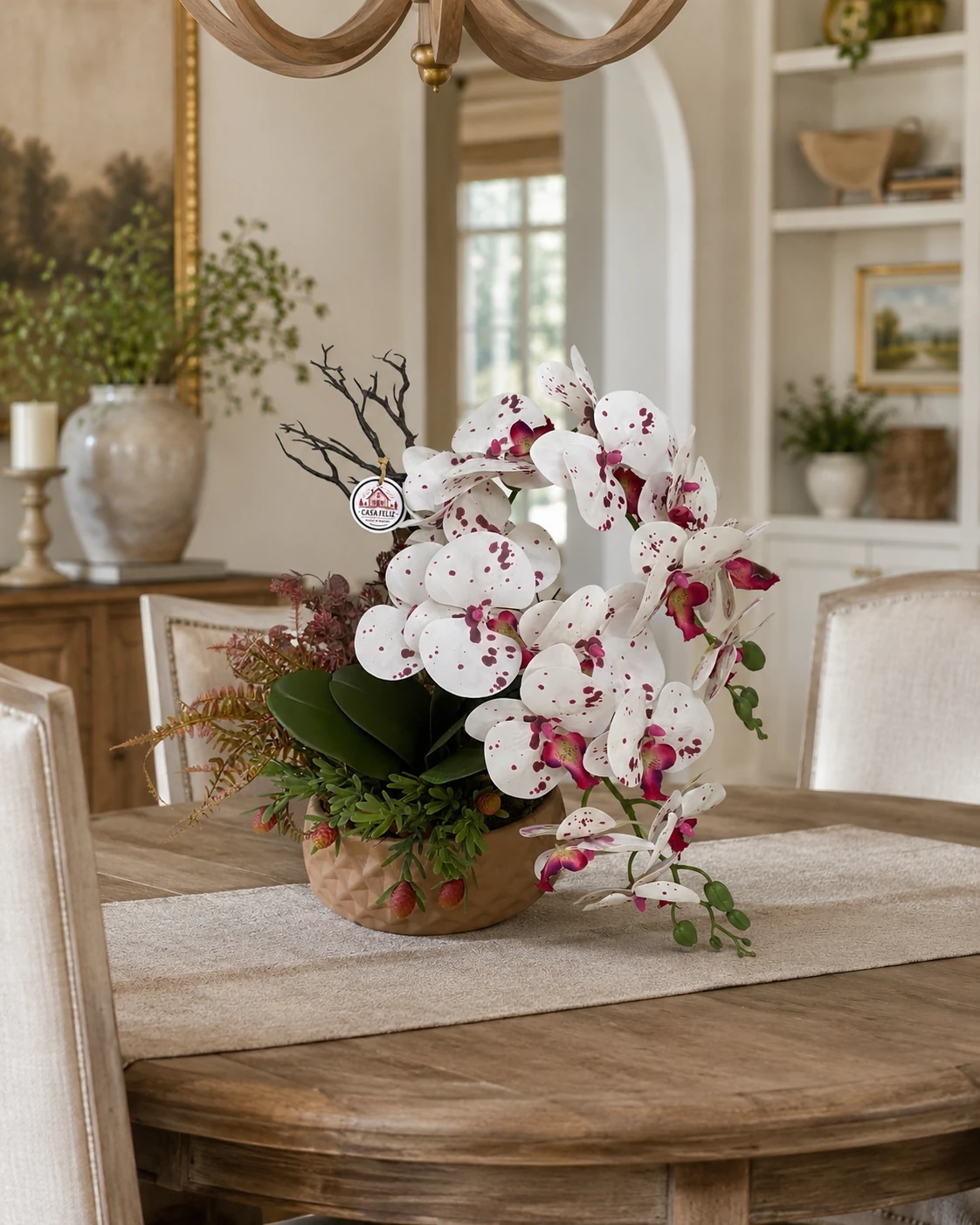 Arranjo de Orquídeas Brancas com Detalhes Rosados em Vaso Bege