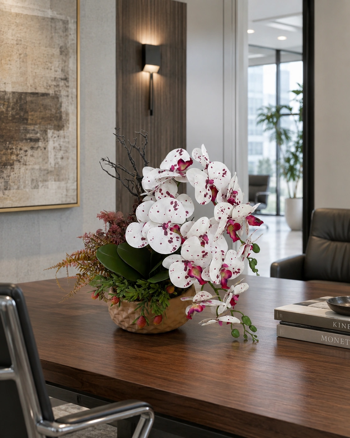 Arranjo de Orquídeas Brancas com Detalhes Rosados em Vaso Bege 5