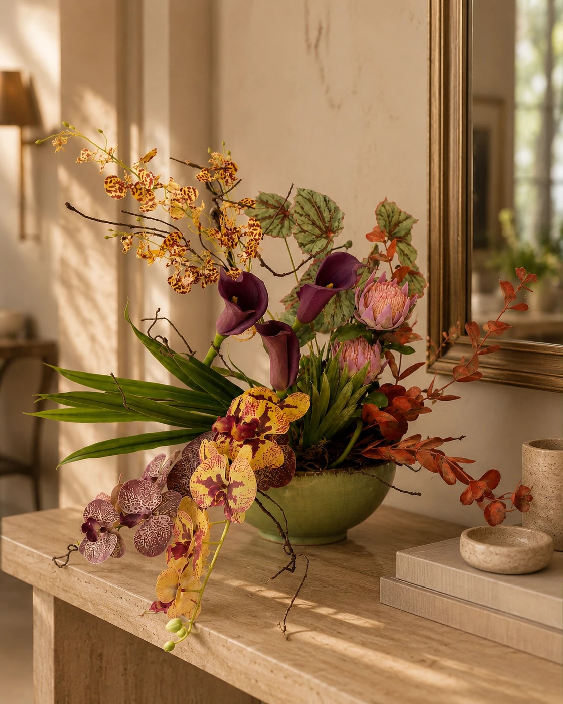 Arranjo de Orquídeas Amarelas Pintadas com Copos-de-Leite Marsala e Proteas Rosadas