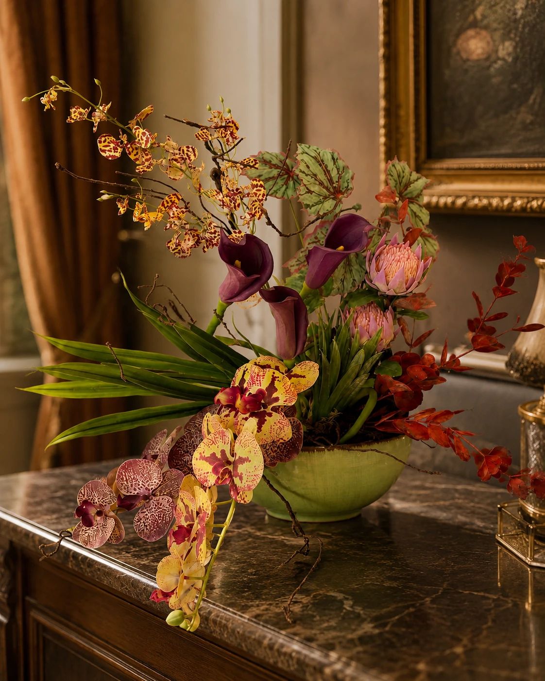 Arranjo de Orquídeas Amarelas Pintadas com Copos-de-Leite Marsala e Proteas Rosadas 3