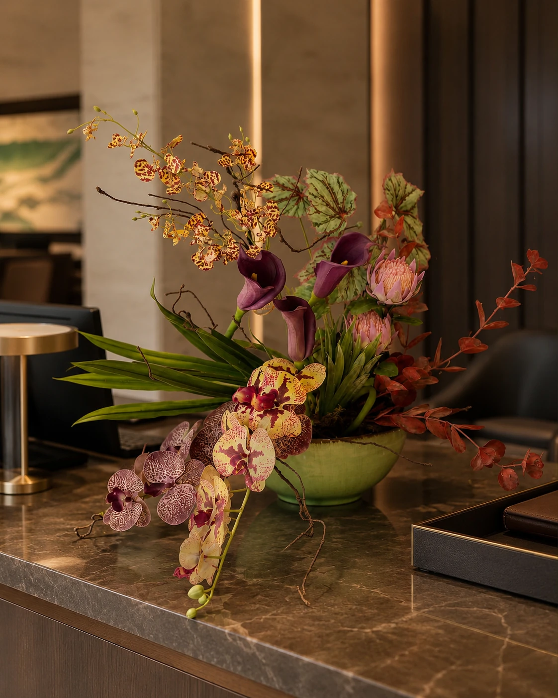 Arranjo de Orquídeas Amarelas Pintadas com Copos-de-Leite Marsala e Proteas Rosadas 4