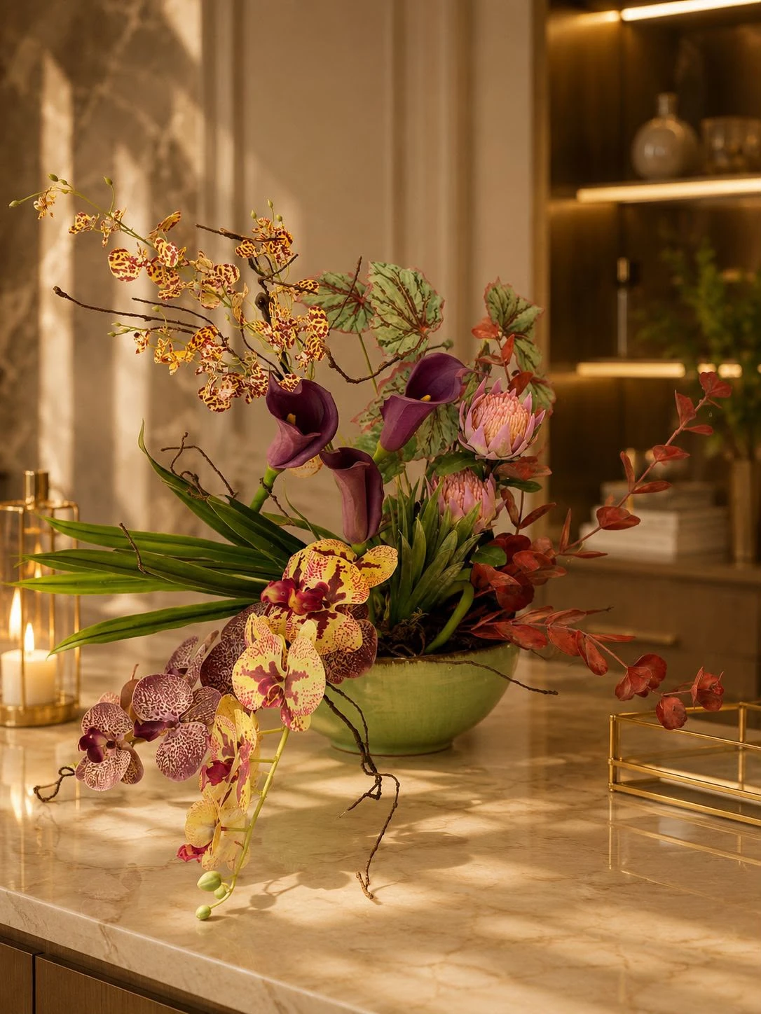 Arranjo de Orquídeas Amarelas Pintadas com Copos-de-Leite Marsala e Proteas Rosadas 7