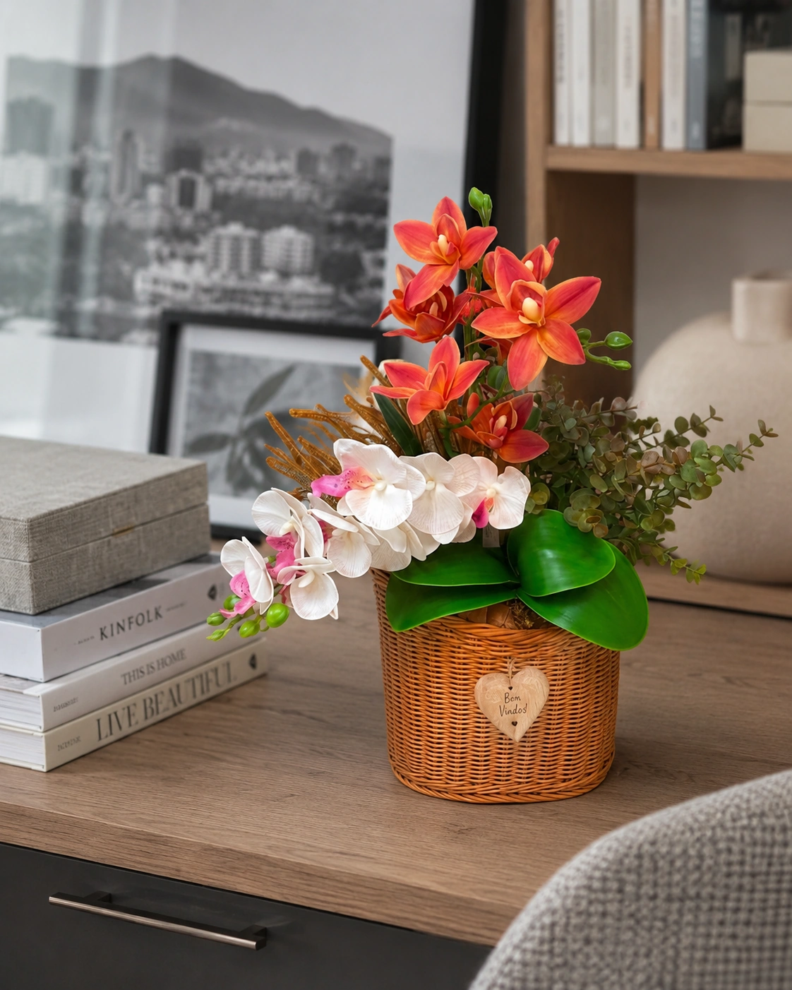 Cesto de Porta Natalino com Orquídeas Terracota e Brancas - Guirlanda de Boas-Vindas 3