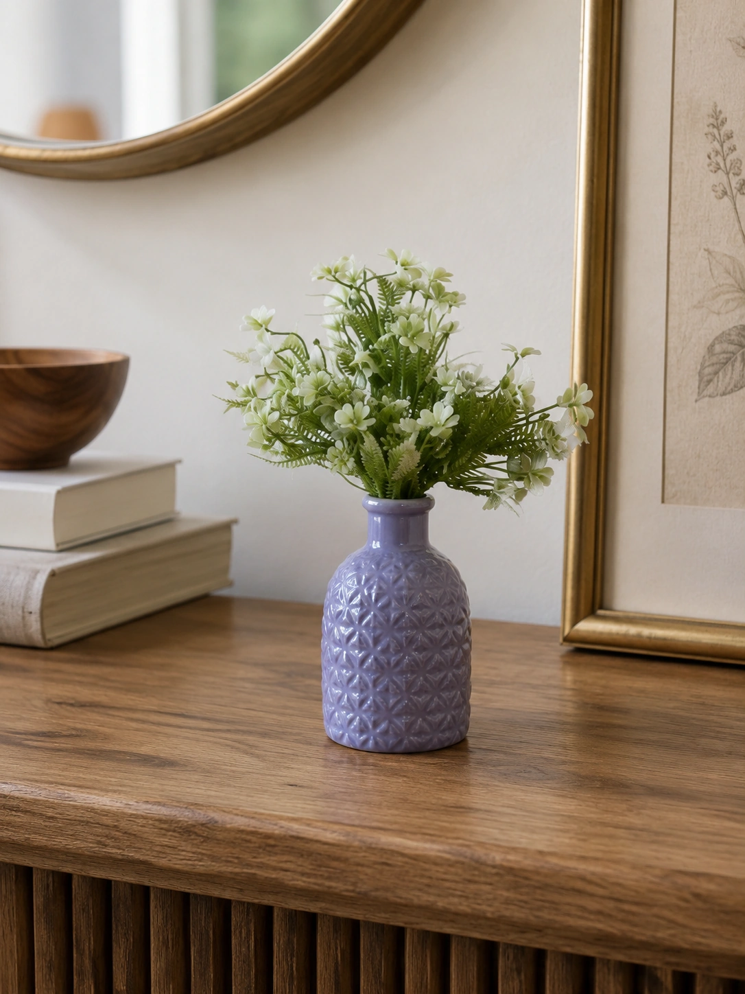 Arranjo de Flores Brancas e Folhagens em Vaso Lilás Texturizado Casa Feliz