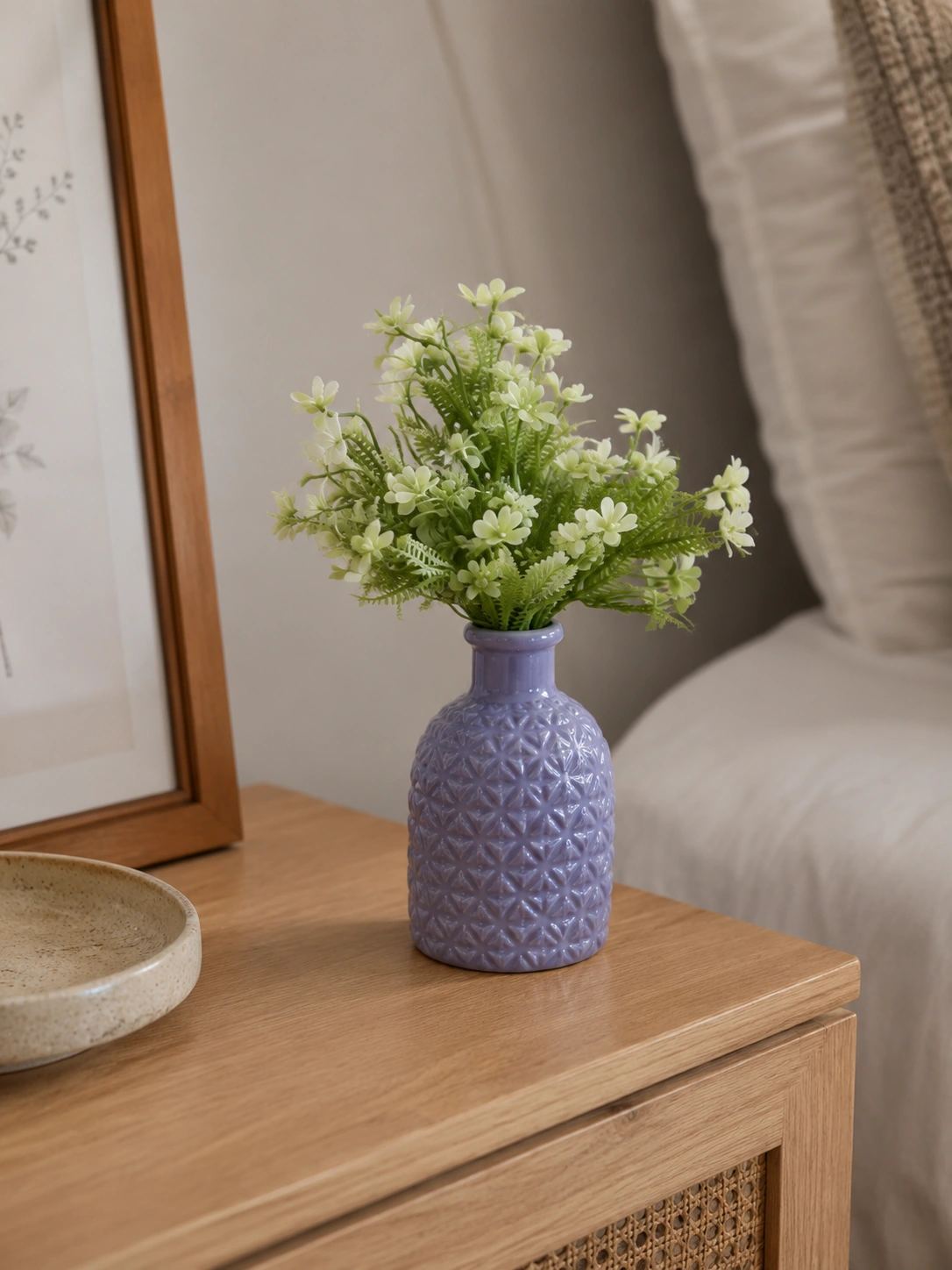 Arranjo de Flores Brancas e Folhagens em Vaso Lilás Texturizado Casa Feliz 5