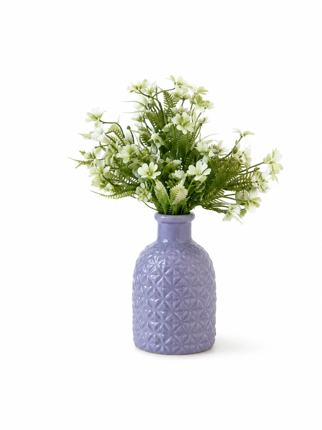 Arranjo de Flores Brancas e Folhagens em Vaso Lilás Texturizado Casa Feliz 6