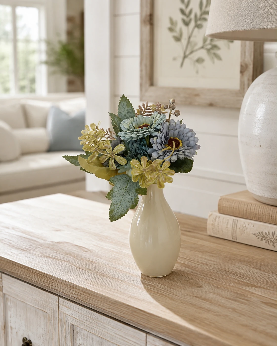 Arranjo de Flores Azuis e Douradas em Vaso Bege Casa Feliz