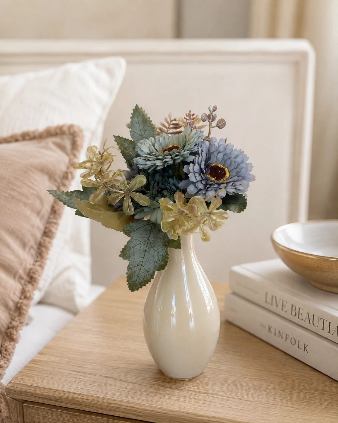 Arranjo de Flores Azuis e Douradas em Vaso Bege Casa Feliz 2