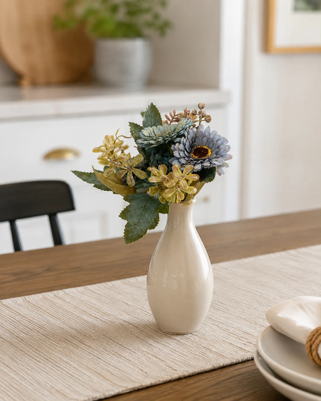 Arranjo de Flores Azuis e Douradas em Vaso Bege Casa Feliz 3