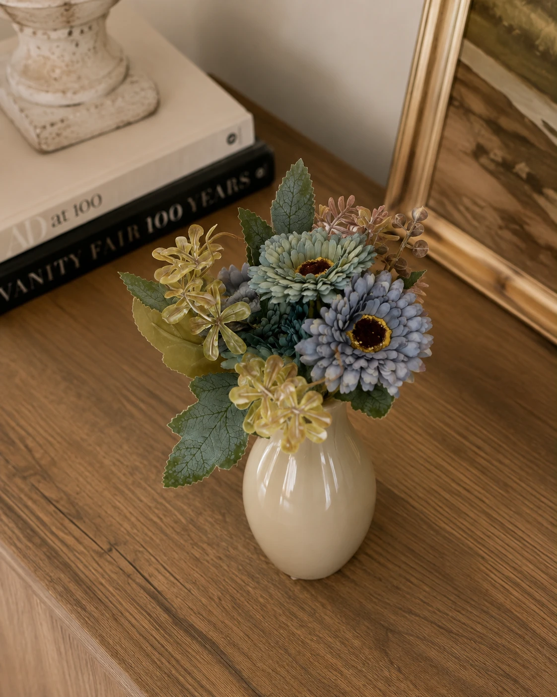 Arranjo de Flores Azuis e Douradas em Vaso Bege Casa Feliz 4