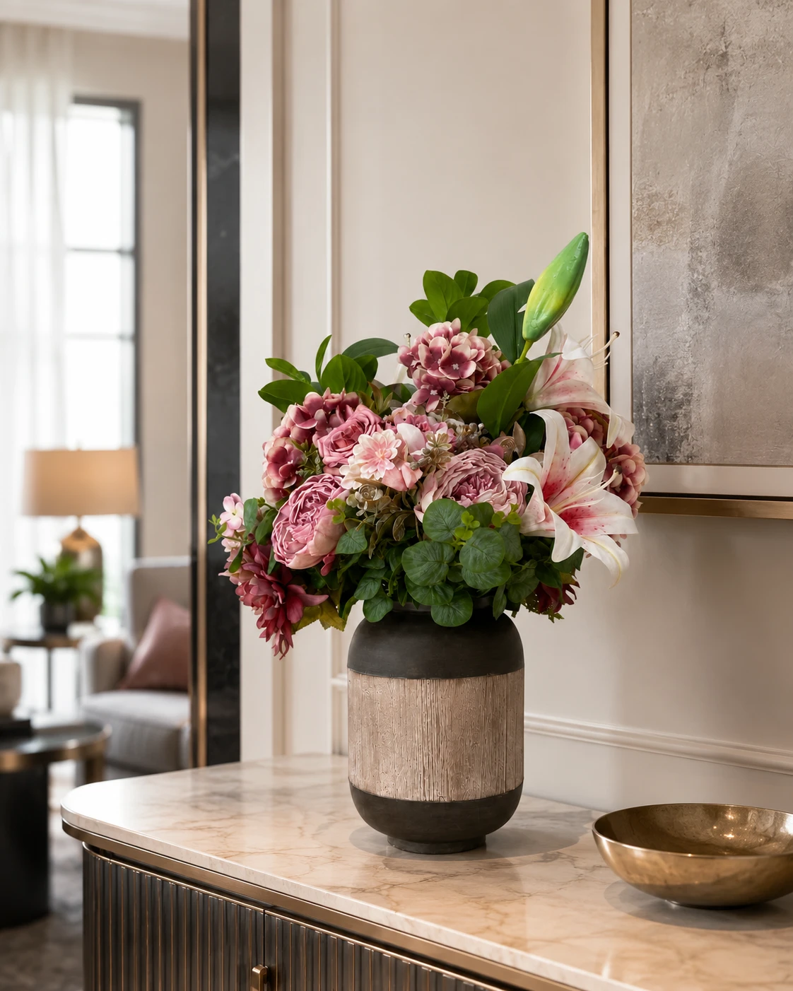 Arranjo Floral Rosado com Rosas, Hortênsias e Lírios em Vaso Amadeirado