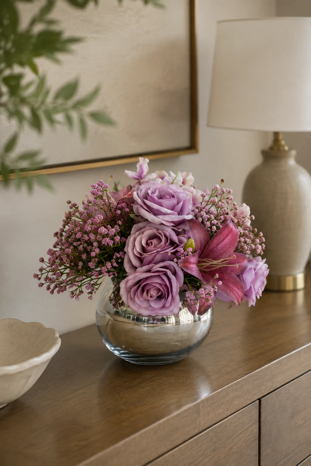 Arranjo Floral Lilás com Rosas, Lírio Rosado e Mosquitinhos em Vaso de Vidro 2
