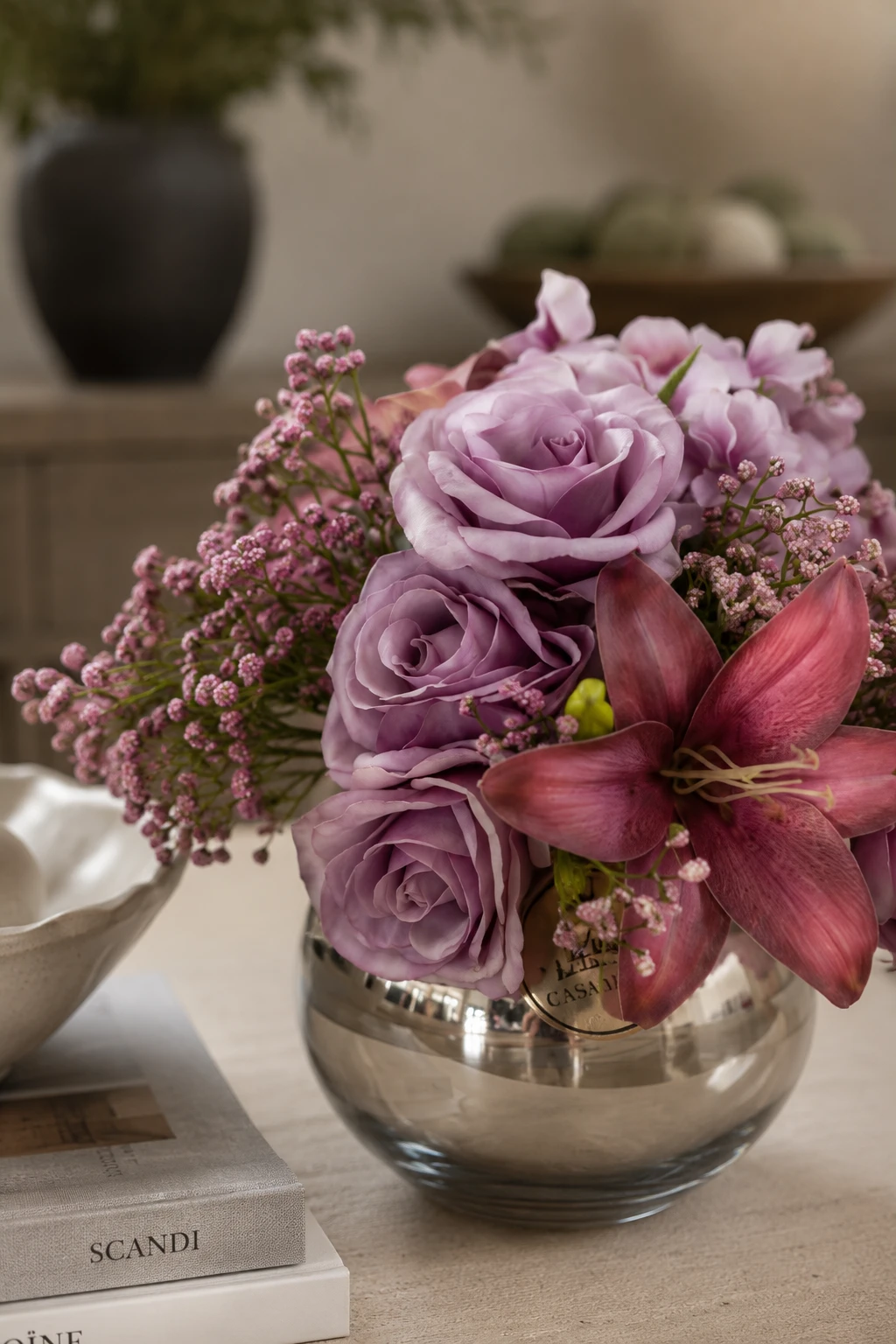 Arranjo Floral Lilás com Rosas, Lírio Rosado e Mosquitinhos em Vaso de Vidro 3