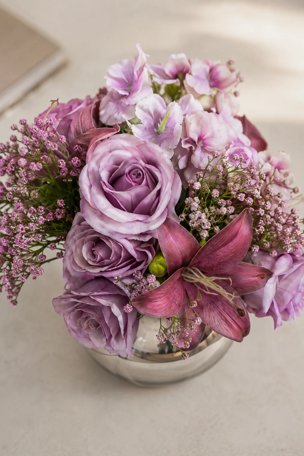 Arranjo Floral Lilás com Rosas, Lírio Rosado e Mosquitinhos em Vaso de Vidro 4