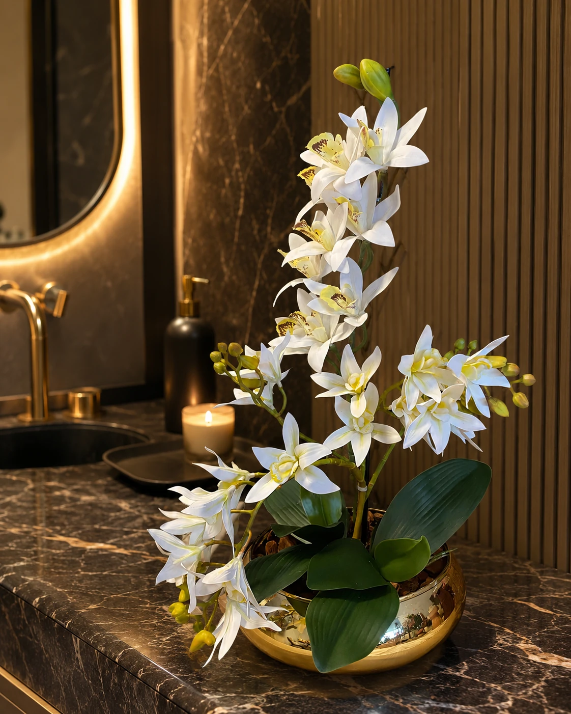 Arranjo de Orquídeas Cymbidium Brancas - Vaso de Vidro Dourado Luxo 2