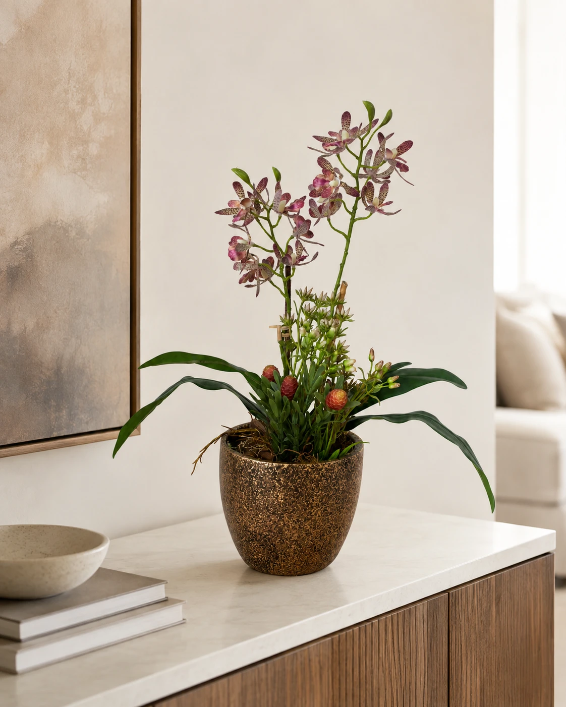Arranjo de Orquídeas Pintadas com Folhagens em Vaso Cobre Texturizado