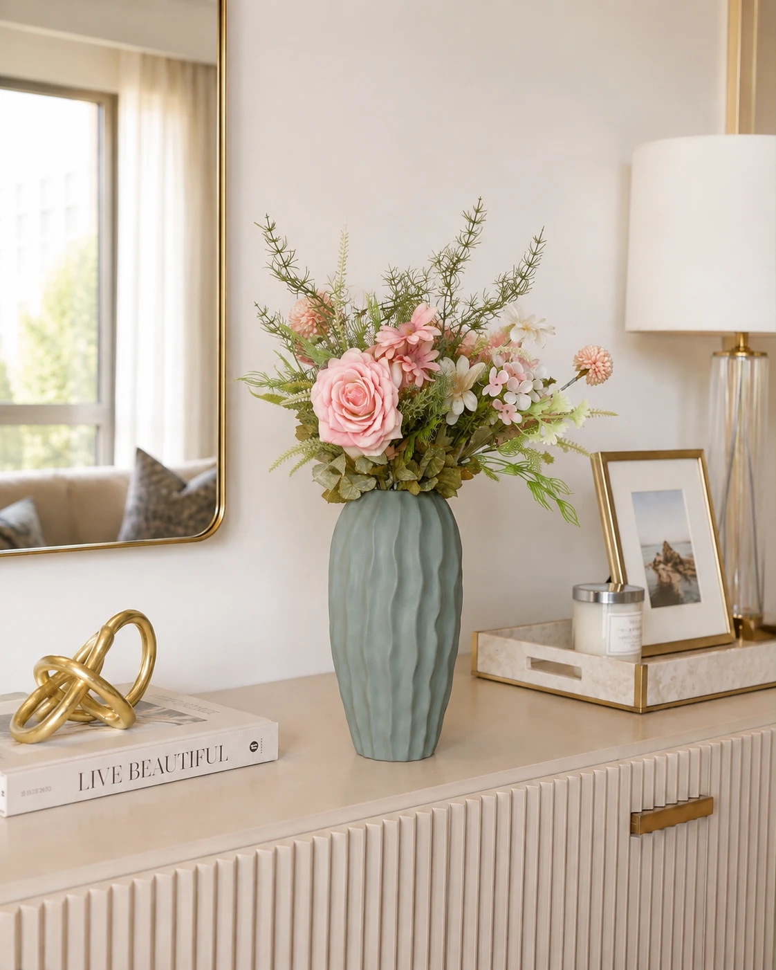 Arranjo Floral Rosa com Rosas, Margaridas e Folhagens em Vaso Verde Texturizado 2