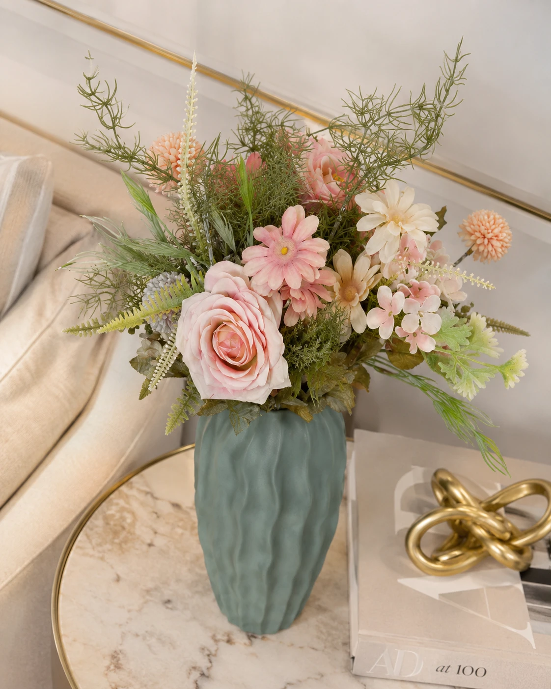 Arranjo Floral Rosa com Rosas, Margaridas e Folhagens em Vaso Verde Texturizado 3