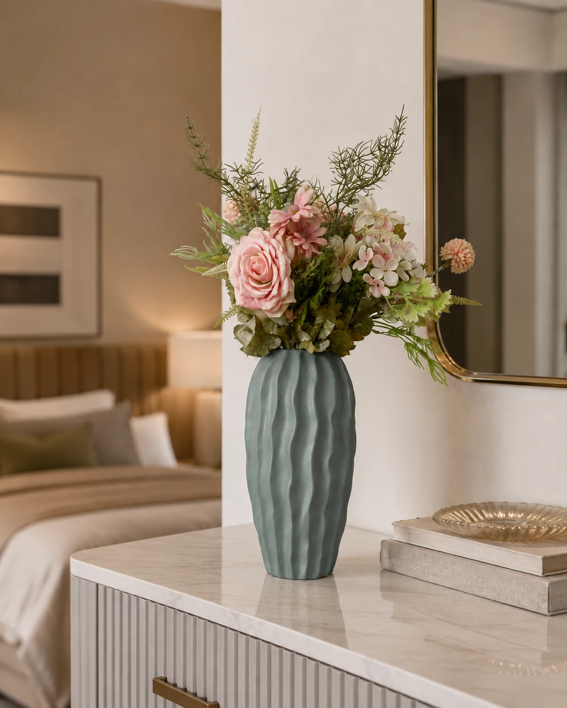 Arranjo Floral Rosa com Rosas, Margaridas e Folhagens em Vaso Verde Texturizado 4