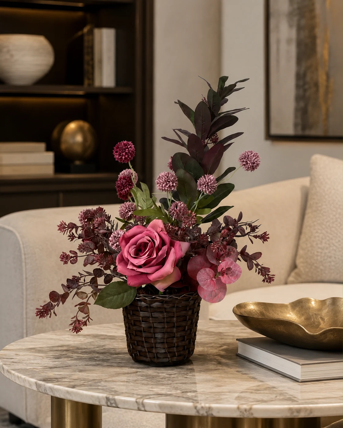 Arranjo Floral Marsala com Rosa Rosada, Folhagens Escuras e Vaso de Fibra Trançada 2