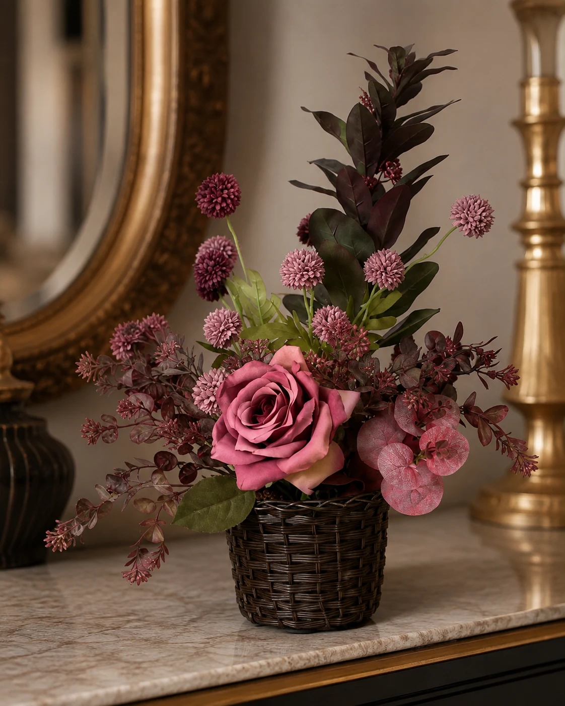 Arranjo Floral Marsala com Rosa Rosada, Folhagens Escuras e Vaso de Fibra Trançada 3