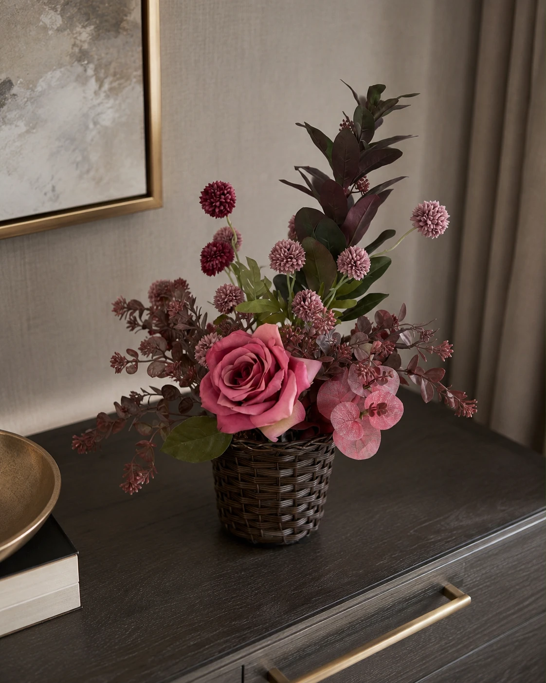 Arranjo Floral Marsala com Rosa Rosada, Folhagens Escuras e Vaso de Fibra Trançada 4
