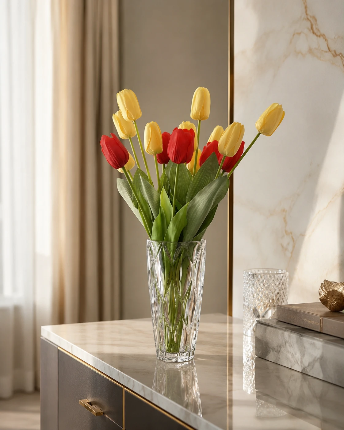 Arranjo de Tulipas Vermelhas e Amarelas em Vaso de Cristal Lapidado