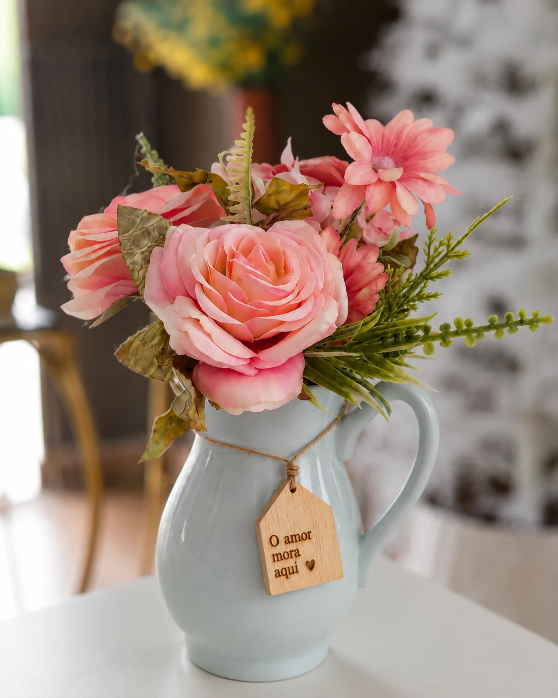 Arranjo Rosa com Jarro Cerâmico Azul Claro e Pingente O Amor Mora Aqui