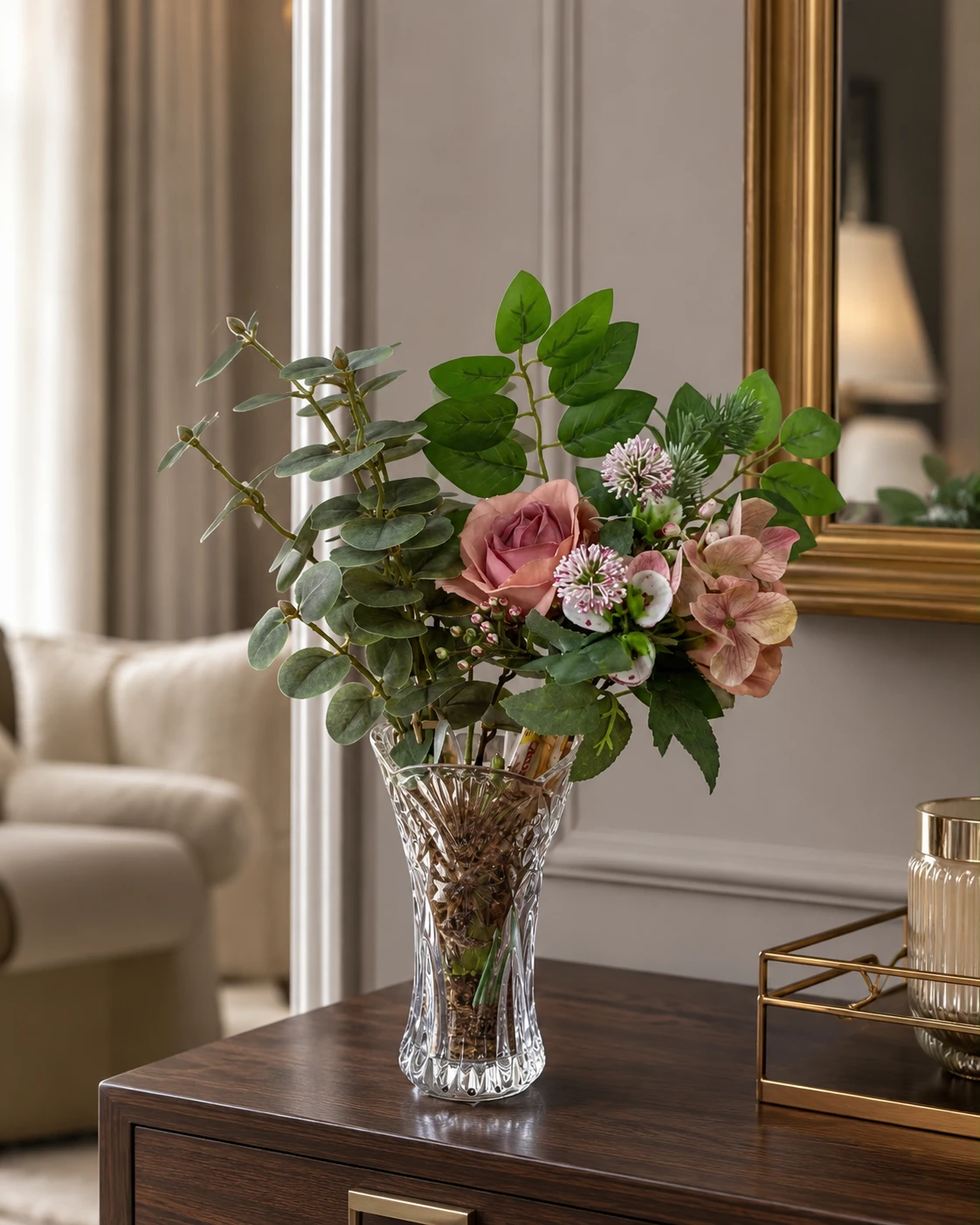 Arranjo Floral Rosé com Rosas, Hortênsias e Eucalipto em Vaso de Cristal
