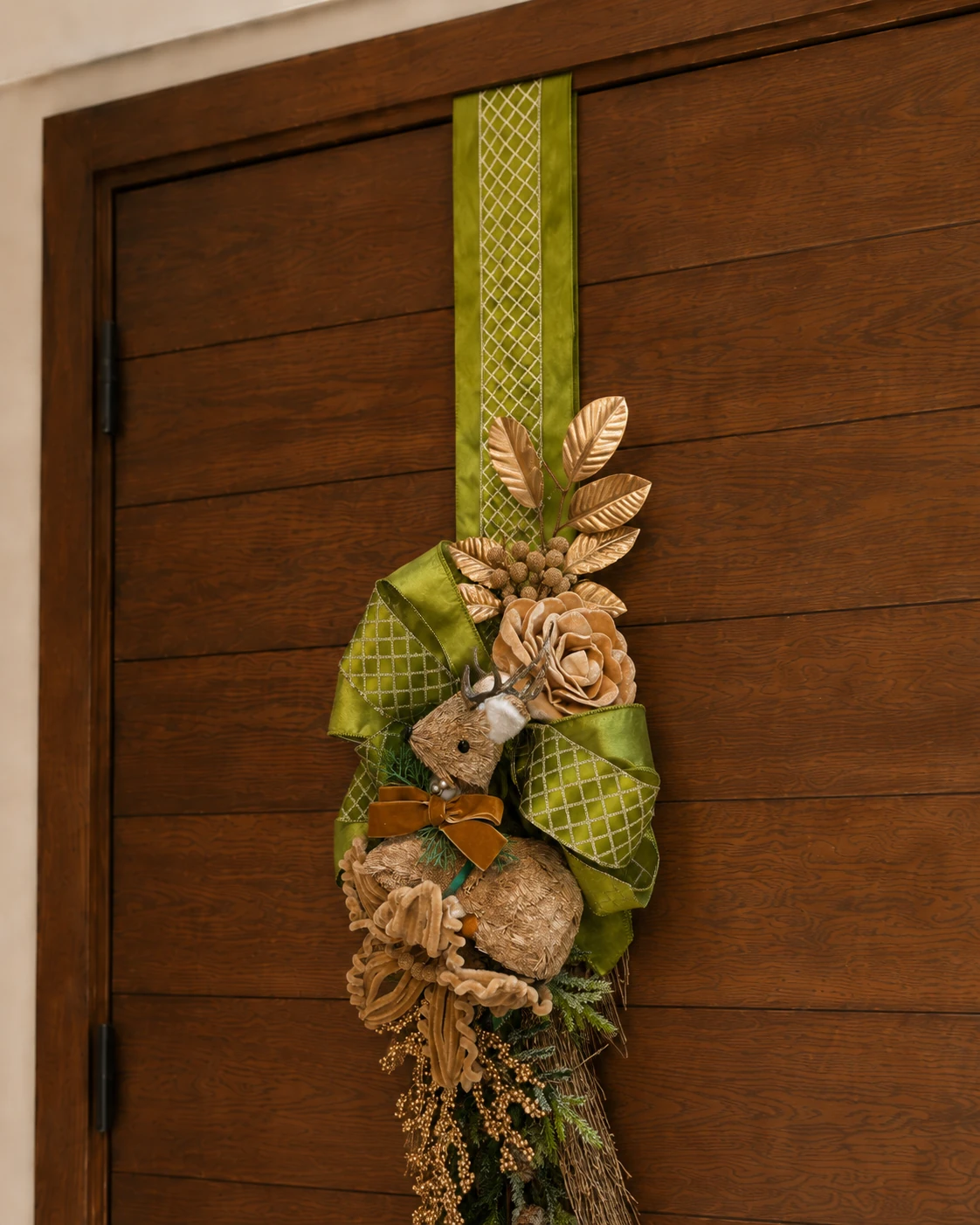 Escapulário de Porta Natalino Cervo e Dourado - Enfeite Duplo Premium Verde Sage 3