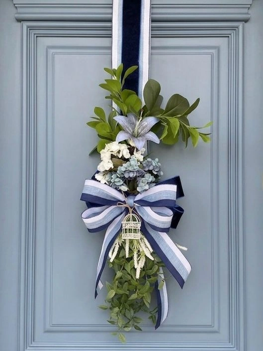 Escapulário de Porta Swag Floral Azul e Branco - Guirlanda Vertical com Laço e Gaiola