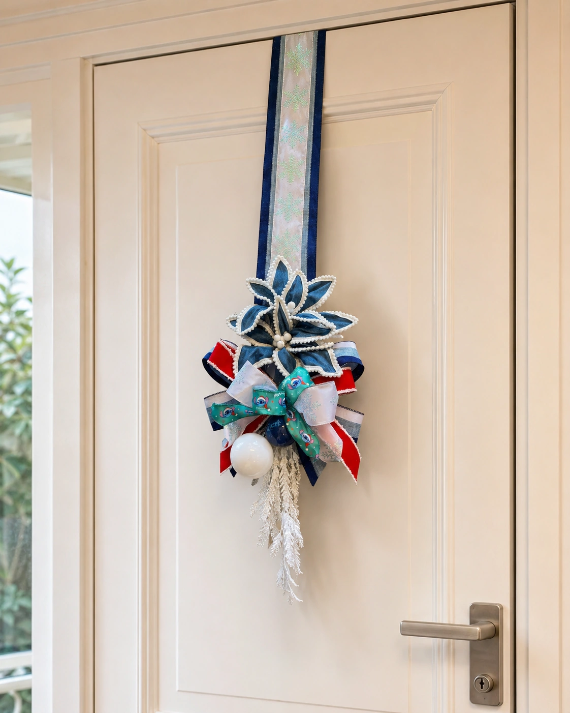 Escapulário de Porta Azul Neve com Stitch e Bolas Decorativas