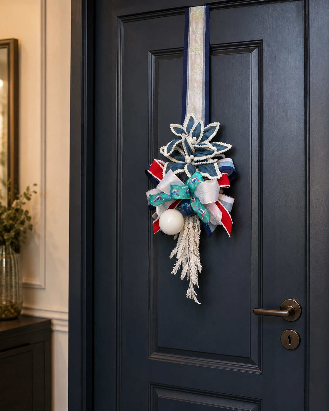 Escapulário de Porta Azul Neve com Stitch e Bolas Decorativas 2