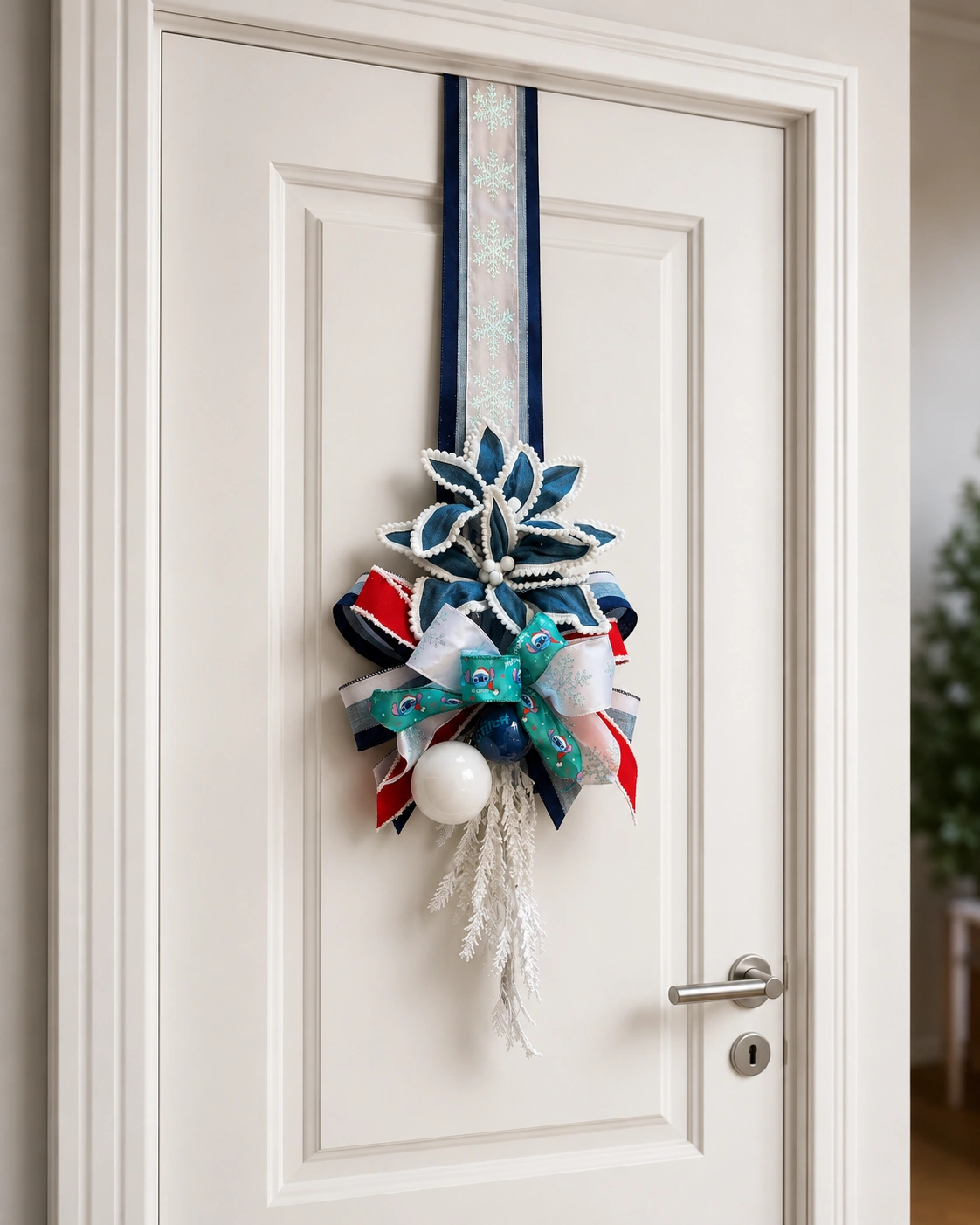 Escapulário de Porta Azul Neve com Stitch e Bolas Decorativas 3