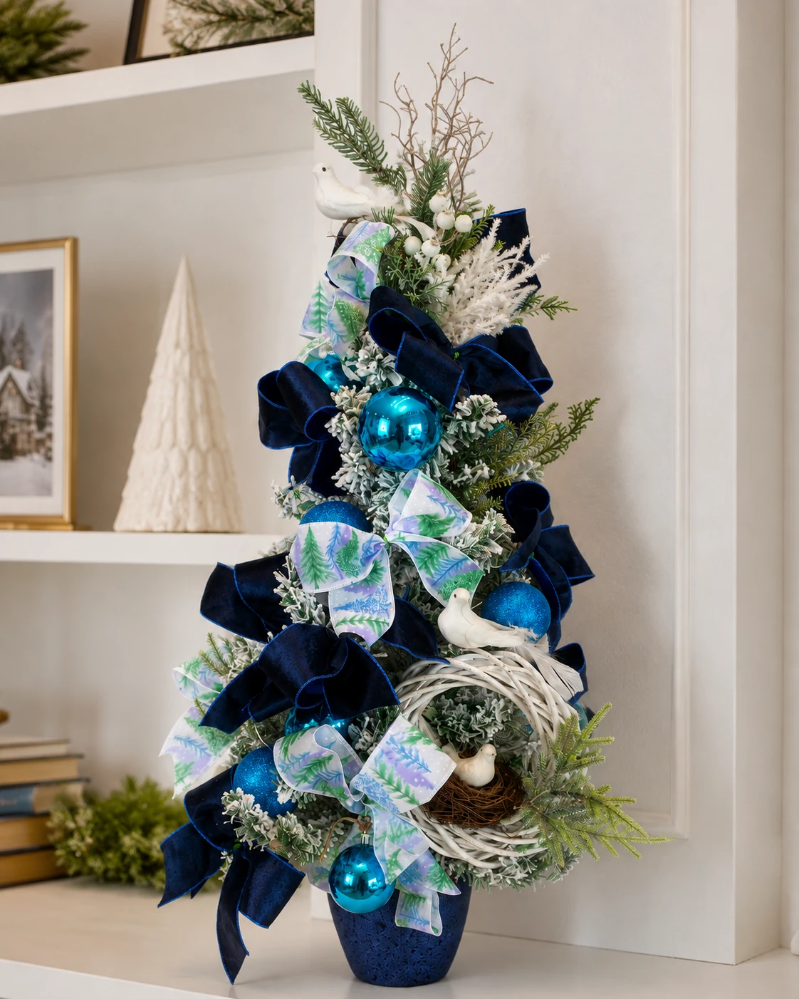 Árvore Pequena de Natal Azul Invernal com Pássaros Brancos, Ninho de Vime, Laços de Veludo e Bolas