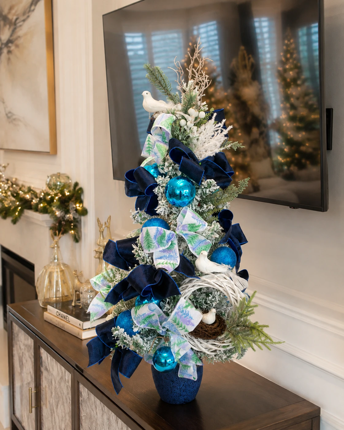 Árvore Pequena de Natal Azul Invernal com Pássaros Brancos, Ninho de Vime, Laços de Veludo e Bolas 6